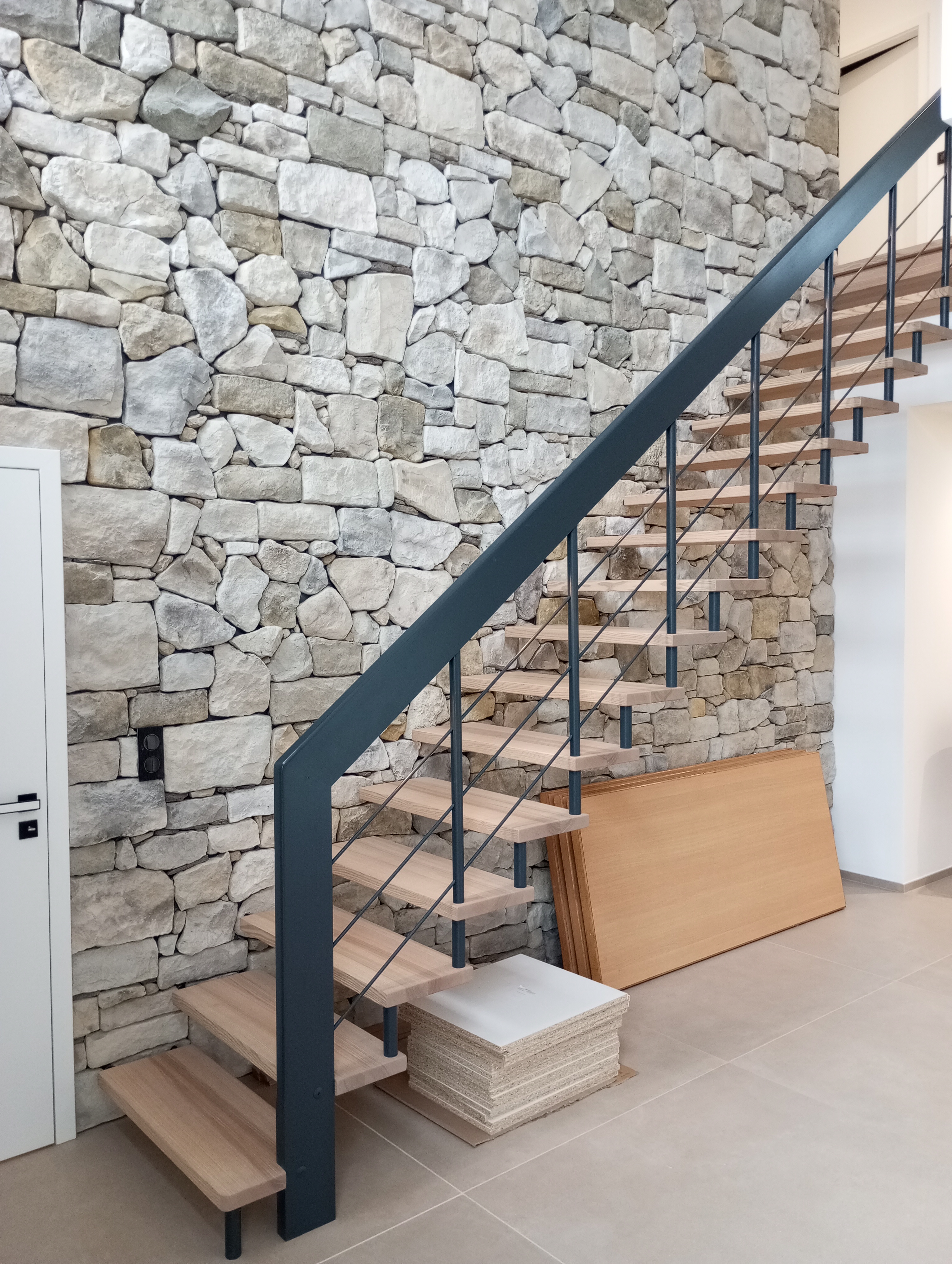 Escalier contemporain bois clair dans intérieur lumineux