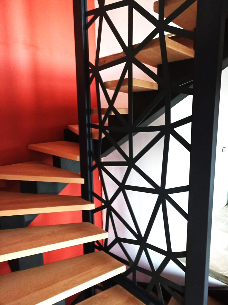 Escalier design avec rampe rouge et métal