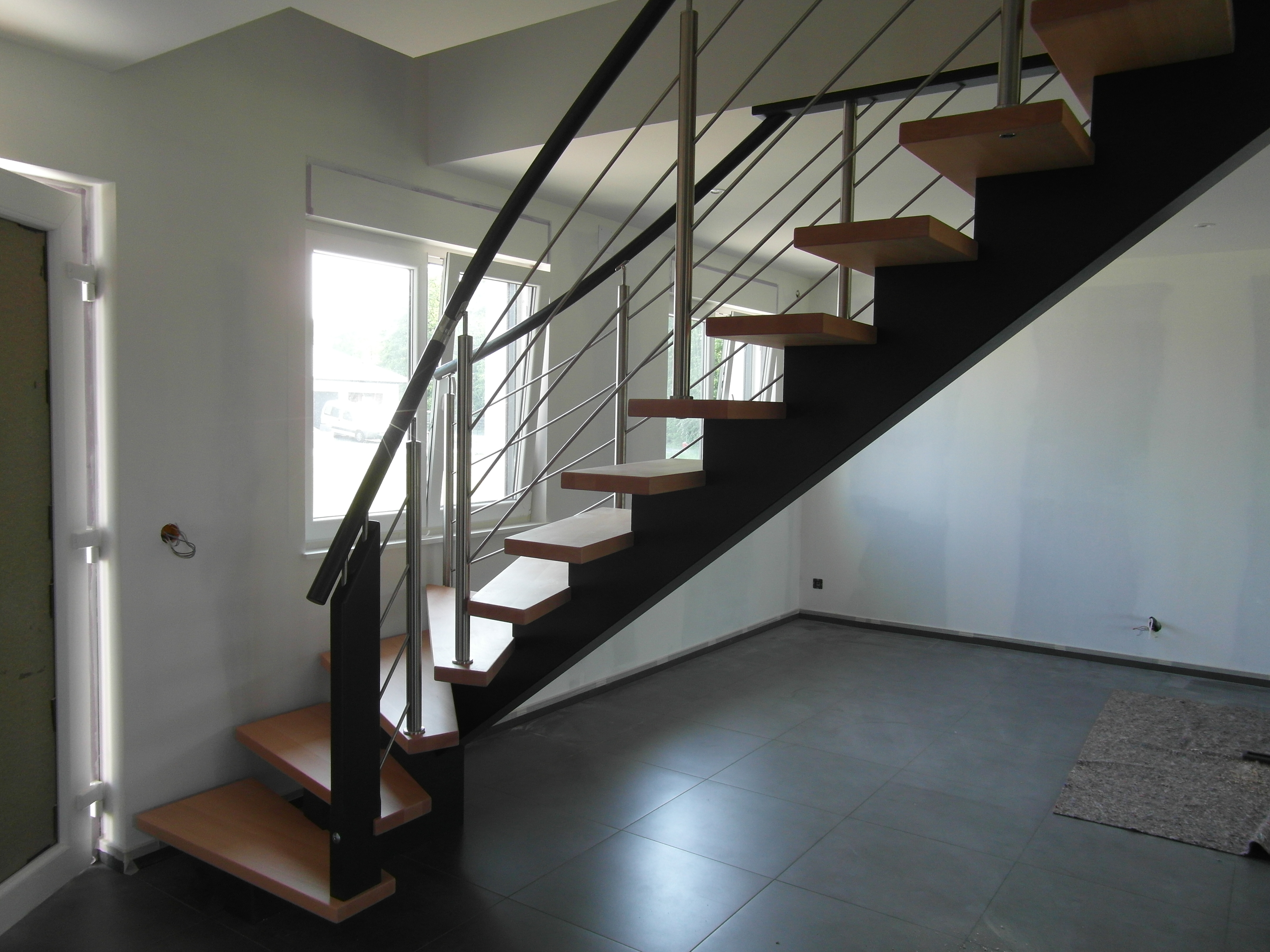 Escalier contemporain bois et inox réalisé par Escaliers Horvat dans un intérieur résidentiel spacieux