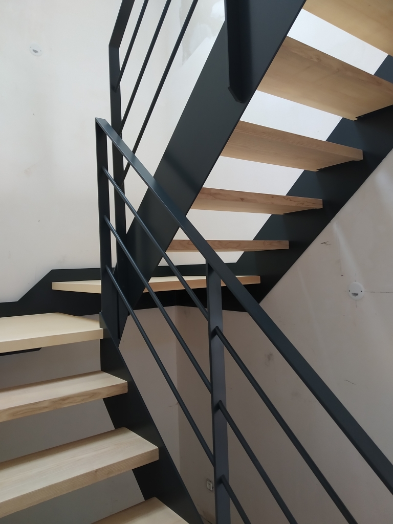Escalier quart-tournant design bois clair et métal noir