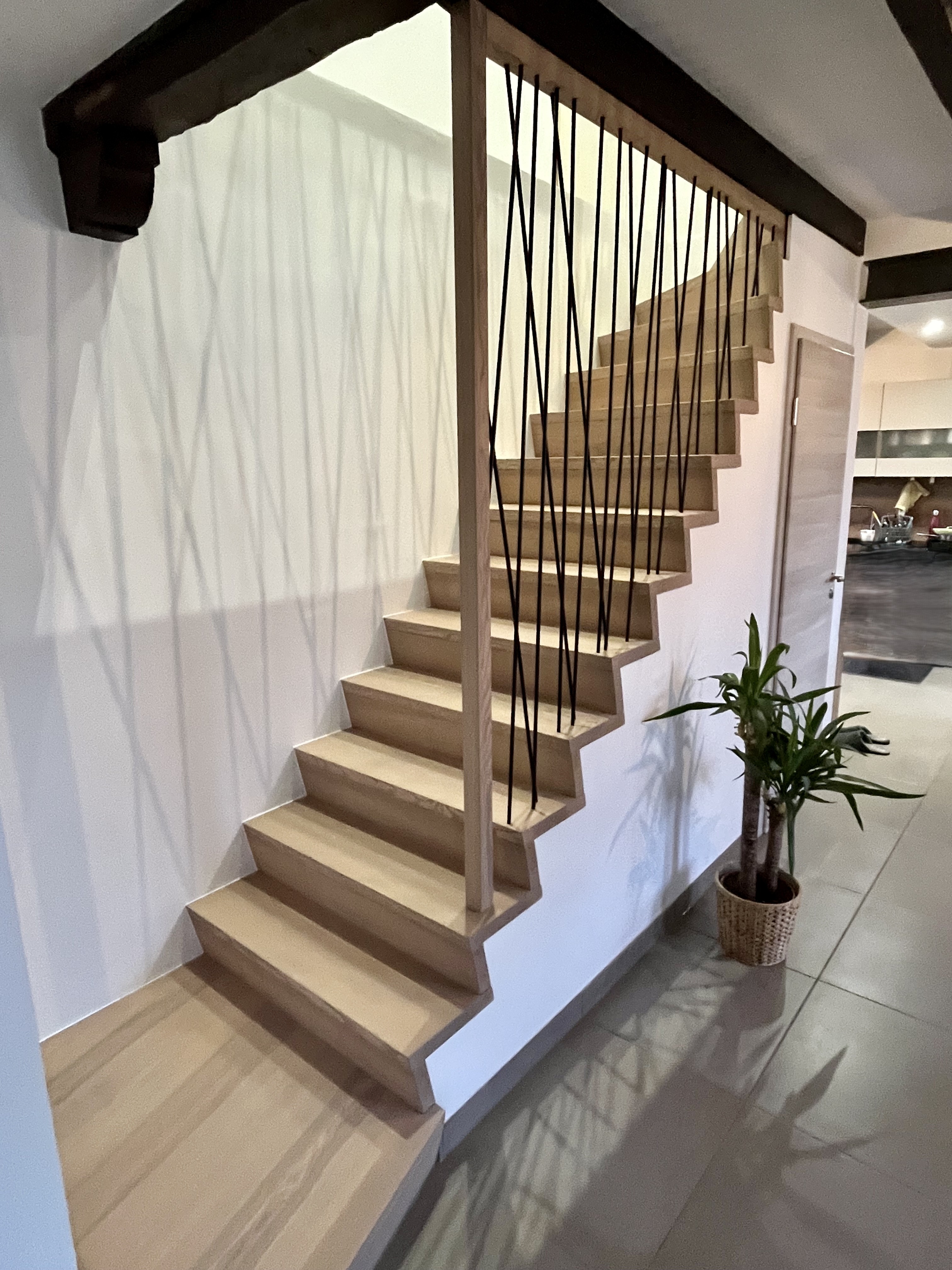 Escalier contemporain bois et métal dans un intérieur résidentiel