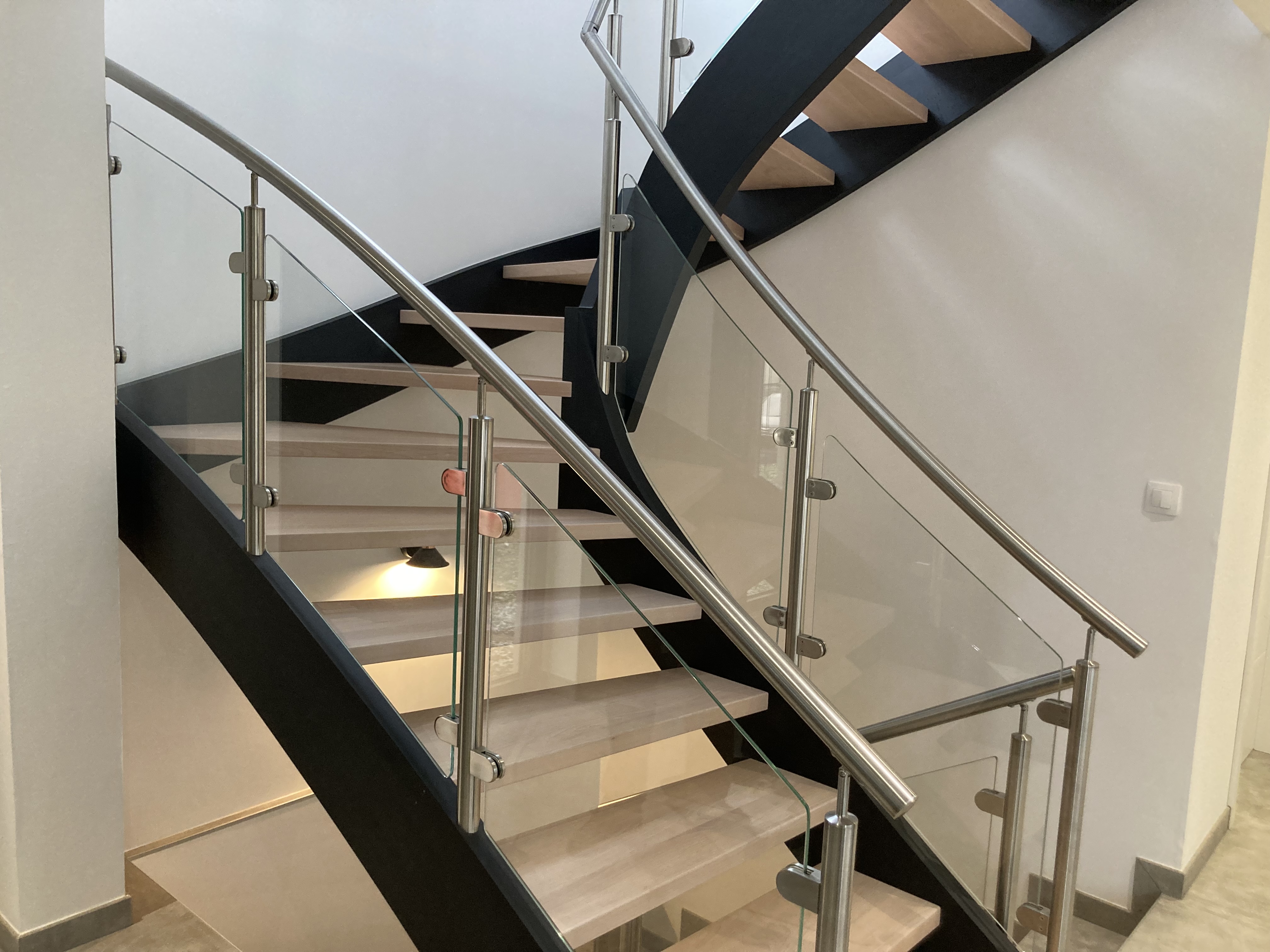 Escalier contemporain avec garde-corps en verre