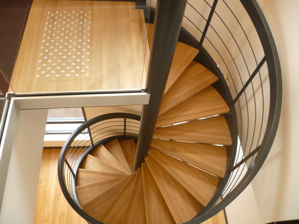 Escalier hélicoïdal avec éclairage LED intégré