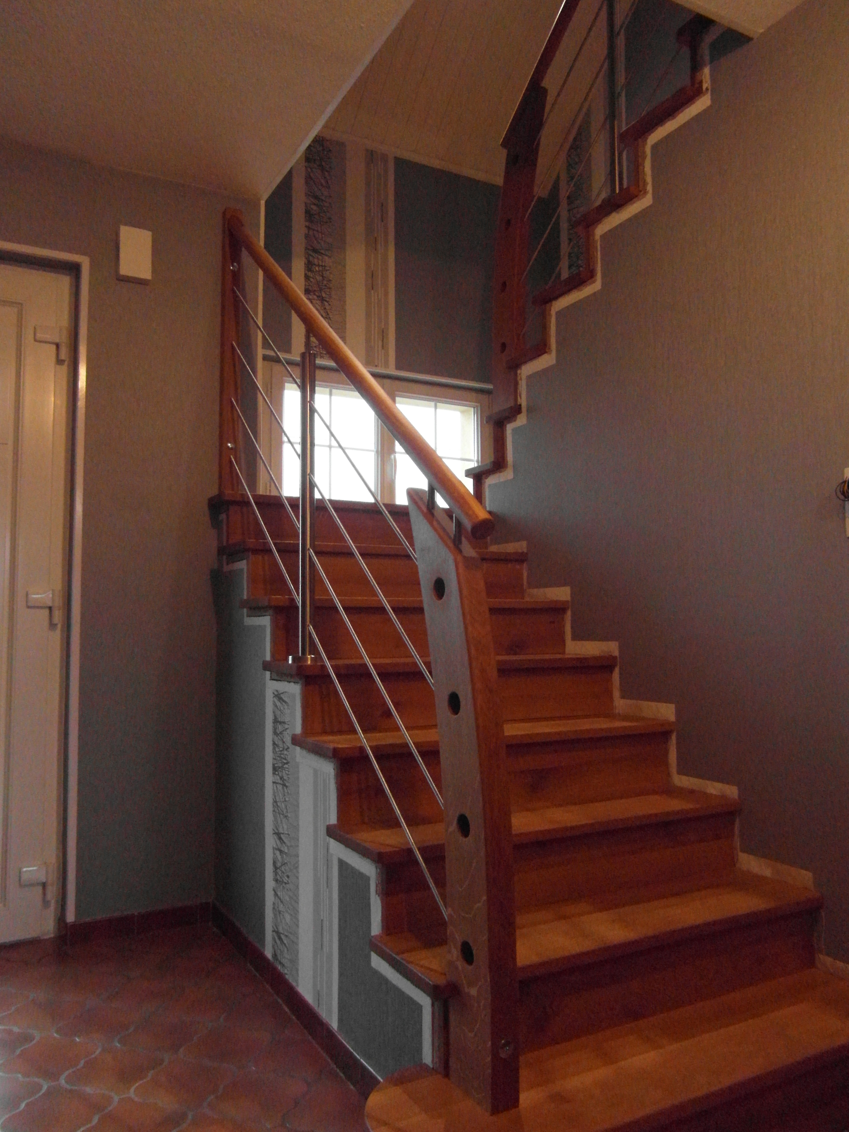 Escalier classique en bois massif avec balustres tournés